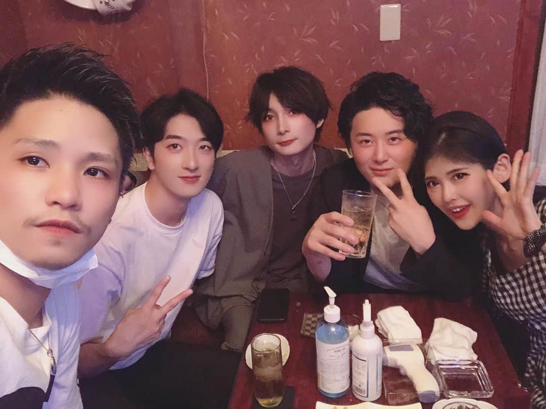 のインスタグラム：「ジンジンとむらしとだいきと仁とでママンのスナックへ！全員同じ大学でkuisの歌上手い人トップ3揃った w  w（てかプロ混じってる←🤣） むらしとだいきはママンのお店デビューおめでと来てくれてありがとねーん❤️ 耳の保養あざした🥲💕 ゆりちゃんも2次会わざわざ駆けつけてくれて嬉しかったらぶ😘  #スナック #カラオケ #kuis生 #歌うますぎ」