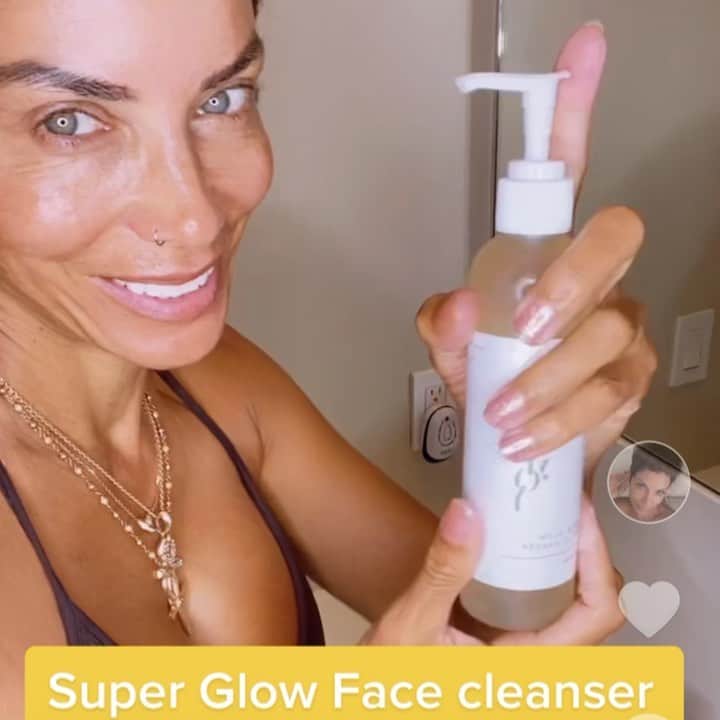 ニコール・ミッチェル・マーフィーのインスタグラム：「Follow @yfoyshop   Super Glow Face Cleanser   Hyaluronic Acid serum   Vitamin C serum   Sunblock   #yfoy #skincare  #healthyskin #beautifulskin #everydayconfidence  #selfcare #beauty #beautytips #yourfountainofyouth ✨🌱」
