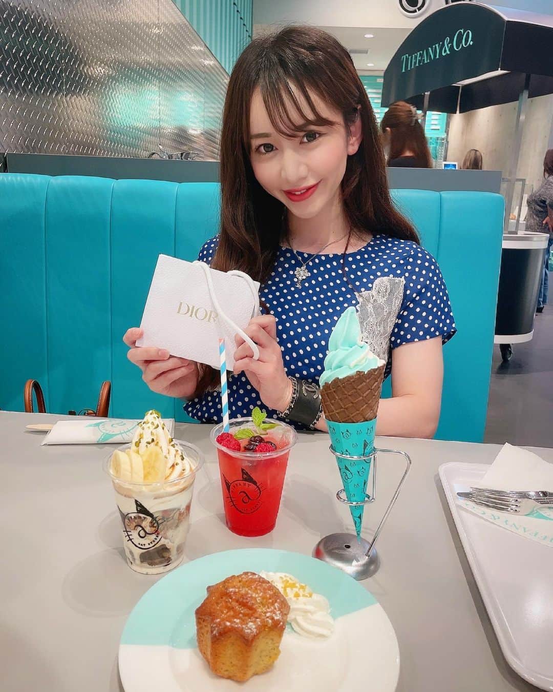 橘芹那のインスタグラム：「#原宿カフェ #原宿スイーツ #映えスイーツ   2019年〜3年間限定予定🙃💕 NYに続き2店舗目のティファニーcafe☕️ 予約必須✨ キャット模様やティファニーブルー満載で可愛いかった💙💙💙 お目当てだったドーナツは販売終了みたいです🥲 ソーダ味のアイス美味しかった🍦🥄 営業終了しちゃう前にまた行きたい😉💕  #インスタ映え #インスタ映えカフェ #ブランドカフェ #ティファニーカフェ #ティファニーカフェキャットストリート #ティファニーブルー #ティファニー #可愛いカフェ #カフェ巡り #スイーツ女子 #甘党女子 #アイスクリーム #ケーキ #パフェ #女子会 #デートスポット #いいね #いいね返し #ティファニー #シャネル #ディオール #tiffany #tiffanycafe #tiffanyblue #sweets」