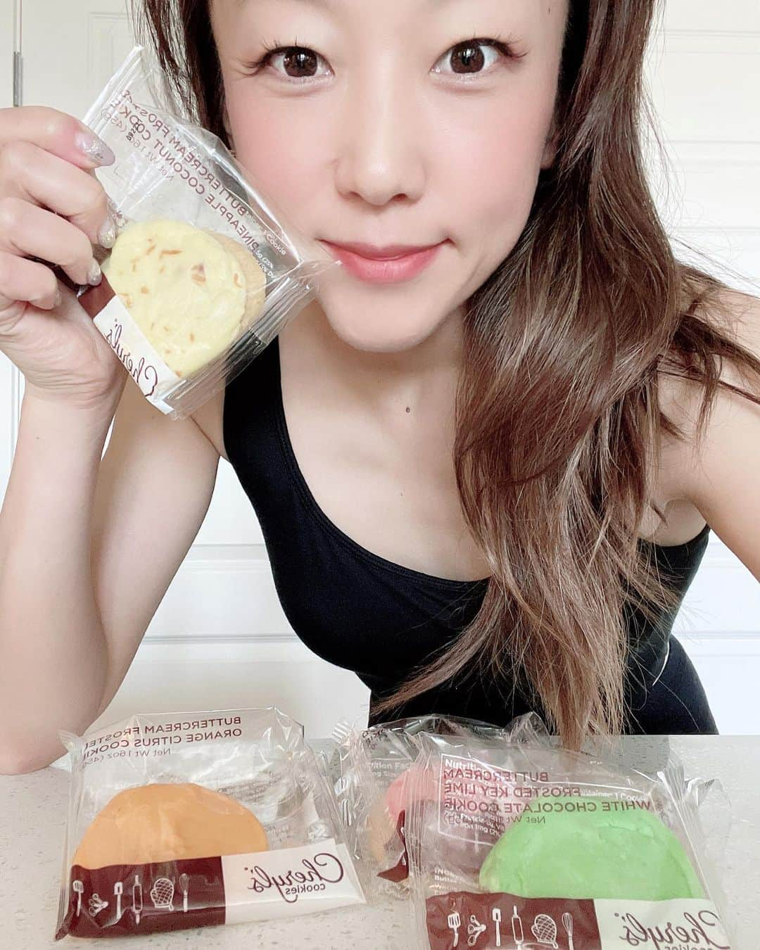 村主章枝さんのインスタグラム写真 - (村主章枝Instagram)「Thank you so much for the delicious cookies. @cherylscookies  The cookies came in very cute box and they have different kind of cookies.  Frosted with butter cream.   とてもおいしいクッキーをありがとうございました😊 とても可愛い箱に入ってきました。クッキーは、アイシングクッキーのようですが、上がバタークリームでした。私のお気に入りは、黄色！ クッキーって、辞められない、止まらないですよね😅😅😅  #cookie  #cookiesofinstagram  #cookiemonster  #lasvegas  #lasvegasfoodie  #giftideas」7月8日 5時07分 - fumie.suguri