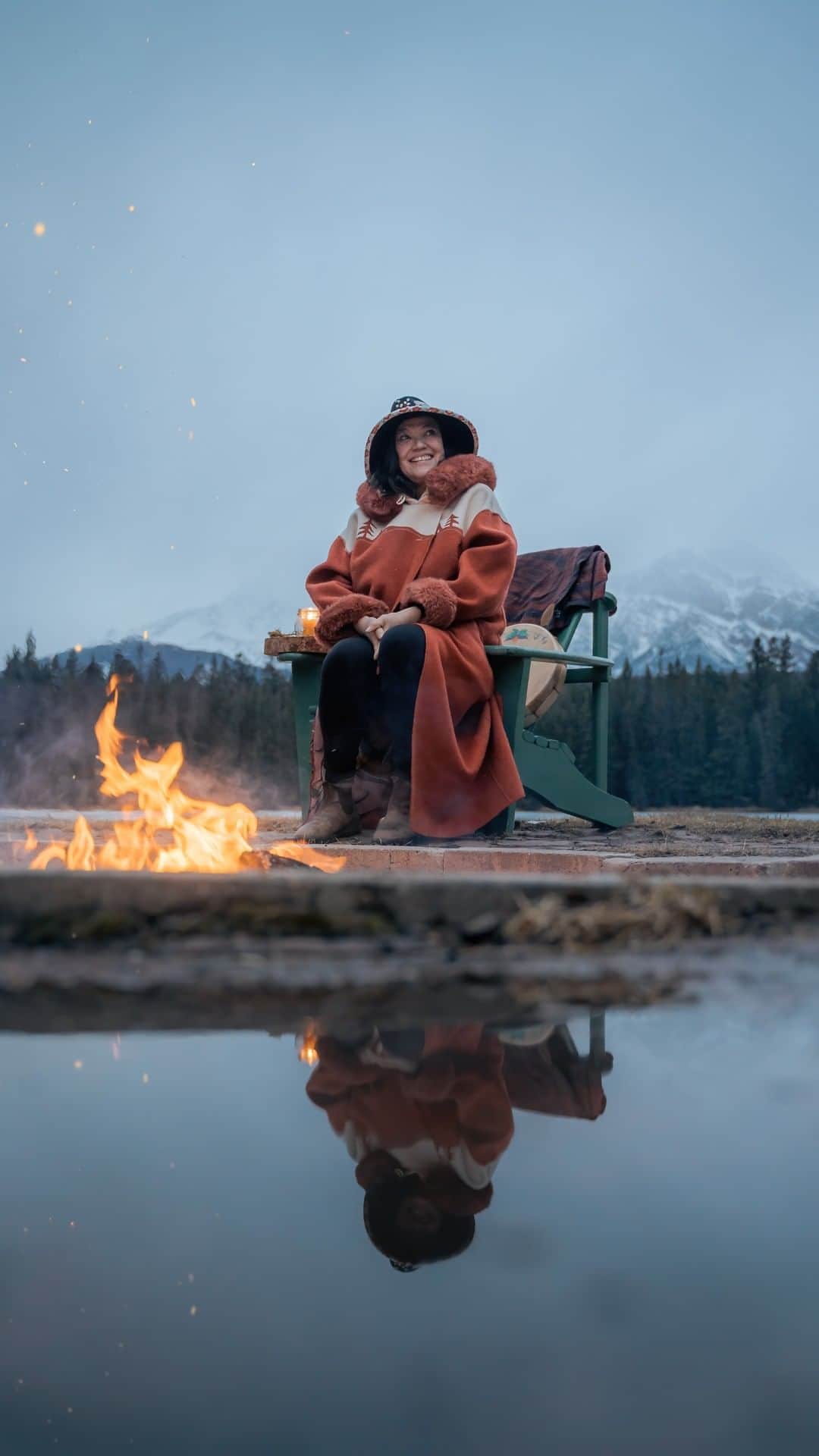 Explore Canadaのインスタグラム：「Matricia Bauer / Asani Iskwew ᐊᐧᒋᕀᐃᐢᑫᐧᐤ (@indiginizingtheworld) is an Indigenous Knowledge Keeper and musician who runs Warrior Women in Jasper National Park, located on Treaty 6 and Treaty 8 territory as well as the traditional lands of the Beaver, Cree, Ojibwe, Secwépemc, Stoney, and Métis. In this intimate Fireside Chat, Matricia shares the Indigenous legend of Star Woman, a Cree creation story.  The Indigenous legend of Star Woman falling to Mother Earth is shared in various formats across Turtle Island (North America). This is a version shared by Matricia from the voices of her Elders.  Originally posted by our friends at @travelalberta.  📹: @Lostcoordinate 📍: @indigenous.tourism.alberta, @destinationindigenous, @travelalberta  #IndigenousTourism #TravelAlberta #ExploreAlberta #TheOriginalOriginal #DestinationIndigenous」