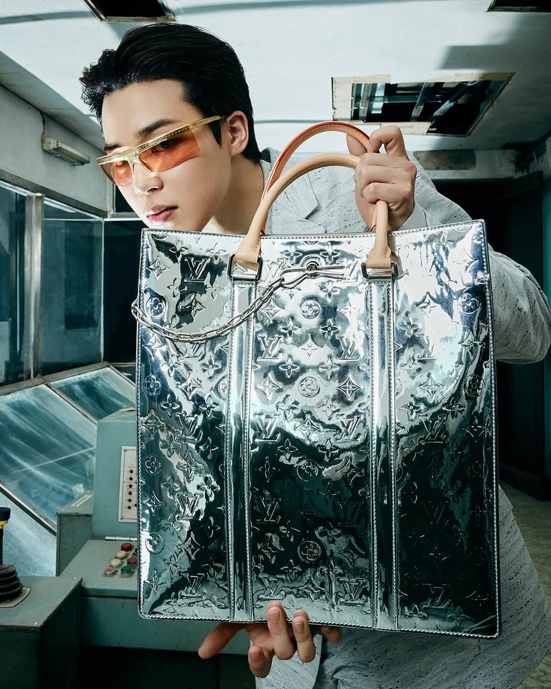 ルイ・ヴィトンさんのインスタグラム写真 - (ルイ・ヴィトンInstagram)「#LouisVuitton Ambassador and @bts.bighitofficial member Jimin shows off a silver tote bag from the collection at @VirgilAbloh #LVMenFW21 fashion show in Seoul. Watch now on IGTV or louisvuitton.com.  #Jimin #BTS」7月8日 6時55分 - louisvuitton