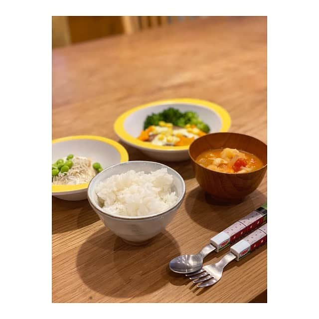 瀬奈じゅんさんのインスタグラム写真 - (瀬奈じゅんInstagram)「⁡ ⁡ 昨日のお夕飯は七夕メニュー。 ⁡ 星型の型抜き……買おうかな…笑。 ハンバーグにのせたチーズはちゃんと車型の型抜きで作ったのですが、溶けてオバケになりました……無念。 ⁡ そして昨日ポストしたヘアドネーションの件。 たくさんの情報をありがとうございました！ 参考にさせて頂きます！ ⁡ ⁡ 昨夜は息子と空を見上げて織姫と彦星を探しましたが、見つかるはずもなく。 (息子は見えたらしいですが笑) 母は十数年前の７月７日の退団記者会見をした日の夜にぶーちゃんと見上げた星空を、今腕の中にいる小さなぬくもりを感じながら一人静かに思い出しておりました。 ⁡ 綺麗な星空だったなぁ……。 ⁡ さ、今日も一日、頑張りましょ！！ ⁡ ⁡ #七夕 #織姫と彦星 #7月7日 #退団記者会見 #忘れられない星空 #肩の力が抜けた瞬間 #いつだって傍にいてくれた #ぶーちゃん #フレンチブルドッグ #瀬奈じゅん」7月8日 7時36分 - junsena_official