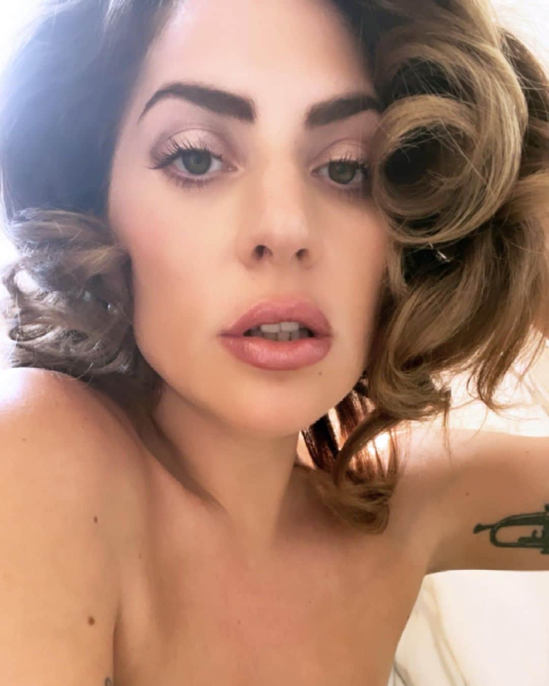 レディー・ガガさんのインスタグラム写真 - (レディー・ガガInstagram)「@hauslabs “GAGA’s GLAM MAKEUP SET”   I like to always start my eyeshadow with my Glam Room Pallette N1 in cake—vanilla wash. Then I carve my lid with cameo and trace the carve with bondage from 4-Way Fantasy eyeshadow quad. I do this to add dimension. Old beauty trick from my mom. Then with a thin brush I take a little more bondage to lightly line the bottom lashes—connecting it to the outer carve of my almond shaped eye. For a beauty look I then sweep my lids with shade Ultimate Pleasure to really make the center shimmer and pop to accentuate my lid (elegantly). I then go back in with a smaller bristle brush sweeping climax over bondage and cameo carve to help blend and add more shine. I finish this eye off with another small bristle brush in shade role play into the corners of my eyes and sweep outward. I also lightly glaze the carve with this shimmer to give the eye an overall finish. For more intensity you can always go back in with bondage rounding out the eye at the crease.  I contour my cheeks very lightly under the cheekbone with hot earth. Stopping while still dirty (I like to blend while it’s still hot!!) blending out with my foundation / concealer brush. I then remove my chapstick (which I always apply before I start my makeup 😚). Sharpen my lip line delicately in Arc RIP Lip Liner. I personally like to blend the lip liner onto the whole lip. I forgot my eyelash curler today (which happens a lot ☺️). I complete my shadow look with a clean mascara.  I prefer a less drippy more fashion gloss. So I apply Venus Le Riot lip gloss. I almost always finish my makeup with blush. Today I’m using Head Rush in shade Bouquet 💐. I’m skipping highlighter to allow the shine on the eyes to speak for themselves. You can of course finish with a translucent loose powder but my personal preference is to lightly dust my face with the leftover blush on the blush brush for a warmer finish.」7月8日 7時31分 - ladygaga