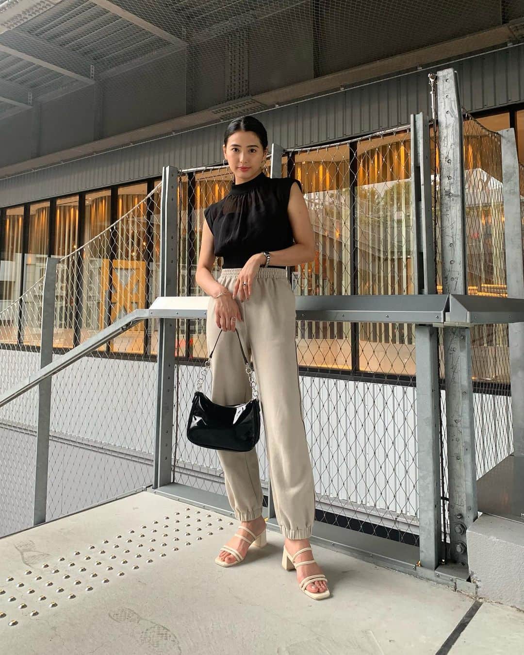 のインスタグラム：「@milaowen_official 最近好き過ぎる😂💓. . tops: @fray_id . bottoms: @milaowen_official . . . #fashion #ootd #ootdfashion #outfitoftheday #るうふく #スウェット #スウェットコーデ #スウェットパンツ #ノースリーブ #シンプルコーデ #夏服コーデ #夏服 #コーディネート #エナメル #エナメルバッグ #milaowen #frayid #randa #ミュール」