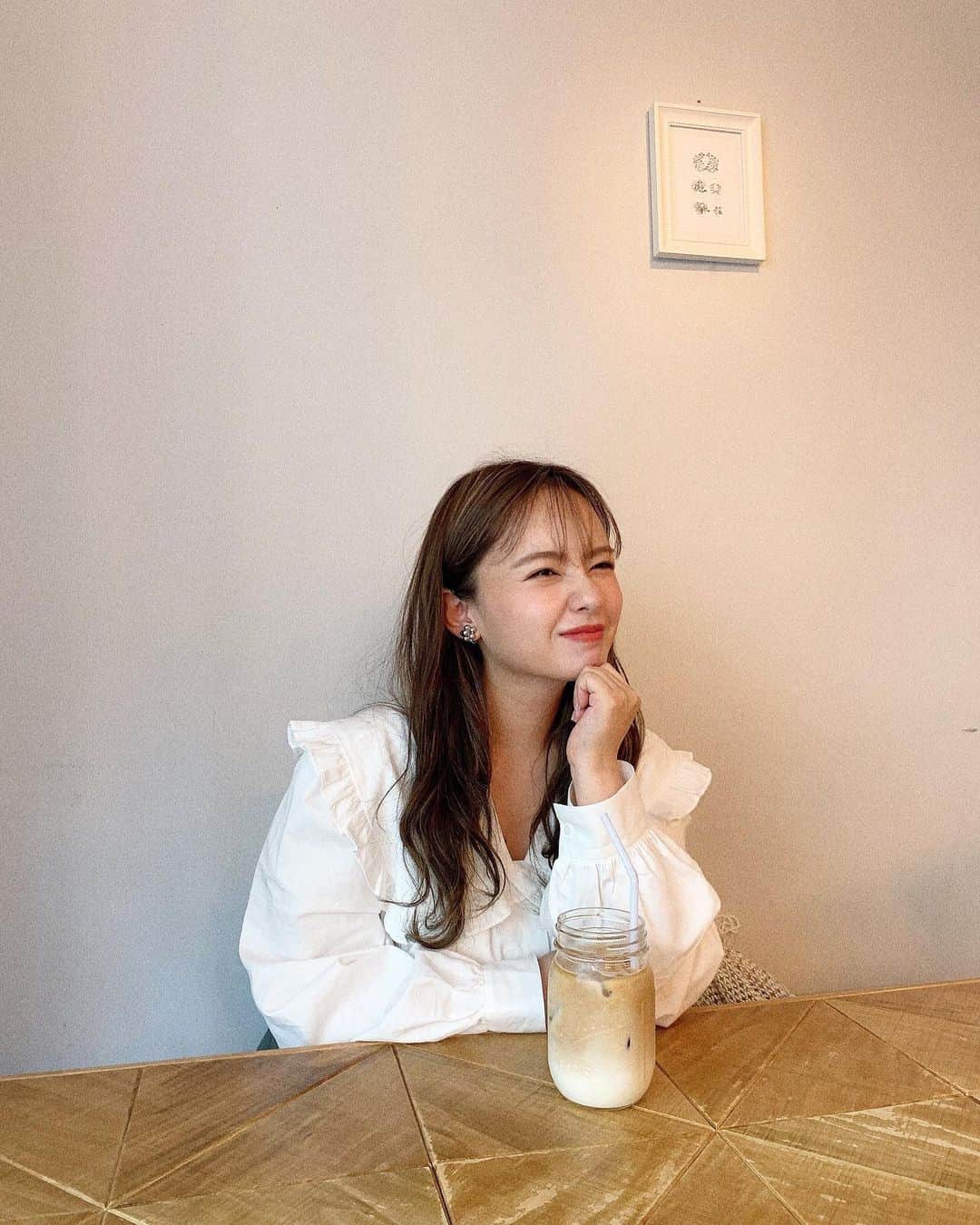 のインスタグラム：「ネットで頼んだものがぞくぞくと届いてダンボールを片す作業が大変です🥲  めっちゃ崩しやすいダンボールとめちゃめちゃテープが貼ってあるダンボール... 人もダンボールもそれぞれですね🦦」