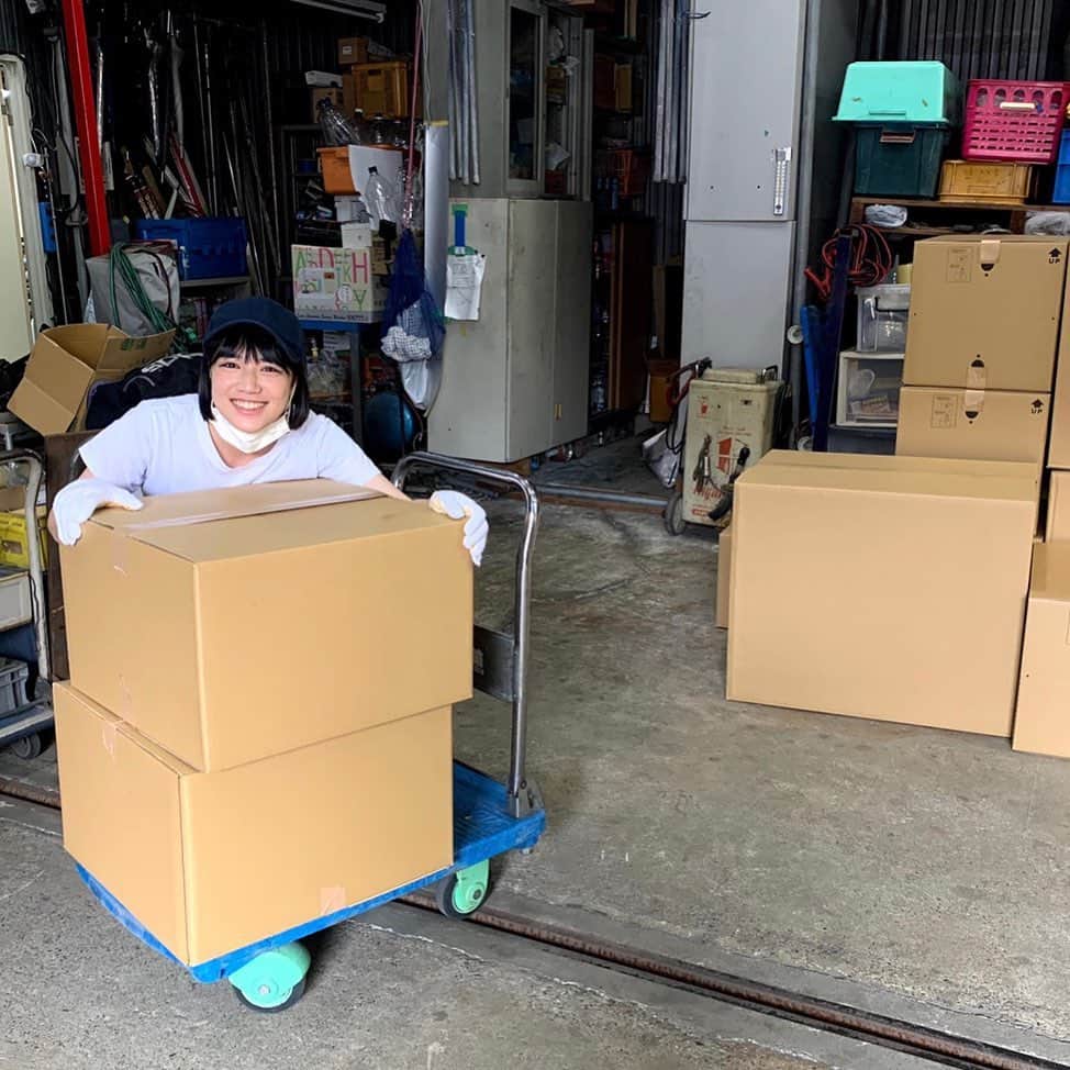 のインスタグラム：「あす7月9日(金)深夜0:12〜  孤独のグルメseason9の第一話に登場します！ 荷物をたくさん運びました^_^  五郎さんがトンカツを頬張る回みたい🐷お楽しみに！！  #孤独のグルメ」