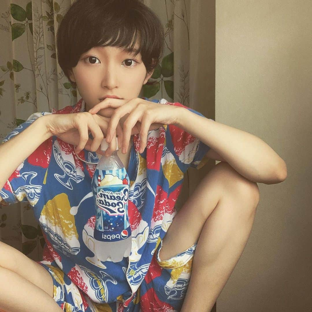 宮本佳林さんのインスタグラム写真 - (宮本佳林Instagram)「♡  夏っぽく行こうや  #ペプシ  #クリームソーダ #部屋着 #いつもと違うメイク #まつげピンク」7月8日 17時47分 - karin_miyamoto.official