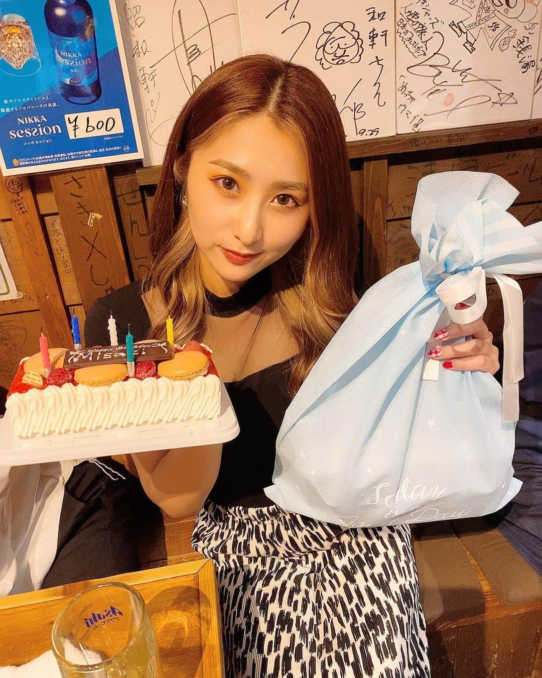 青野美沙稀さんのインスタグラム写真 - (青野美沙稀Instagram)「@thesugar.310 の皆さんに お誕生日をお祝いしてもらったときの🎵 ⁡ すったんとしーちゃんのミニライブや ケーキやプレゼントまで 用意してくれて、、、🥺💞 ⁡ しかもね、私がカヌレにハマってるのと チョコミント好きなことを覚えててくれていて 絶対食べたいと思っていた チョコミントカヌレを予約して GETしてくれたの😭 (いつもタイミング悪く売り切れで買えなかった。。) ⁡ ほんとに心がほくほくとした日でした🙏 ⁡ 素敵で優しい愛に溢れた佐藤家の 皆さんが大好き〜✨✨ ⁡ 家族ぐるみで仲良く出来て嬉しいなぁ🤝 ⁡ これからもずっと大切にしたい人たち❤️ ⁡ いつもありがとうっ🎵 ⁡ #thesugar #sugar #3世代家族バンド  #birthday #バースデー #チョコミントカヌレ #カヌレ #チョコミント #chocomint #canele #512cafe」7月8日 17時55分 - misaki_aono