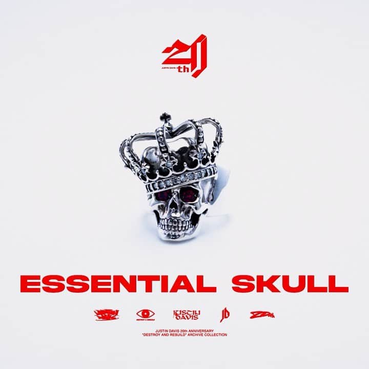 ジャスティンデイビスのインスタグラム：「⠀ JUSTIN DAVIS 20th Anniversary VOL.1  SRJ155 "ESSENTIAL SKULL" 当時、シルバーアクセサリーとしてのイメージが強かったスカルをエレガント、ラグジュアリーな表現に変えてユニセックスに人気を博したロングセラーのリング  2001年にスタートしたジャスティン デイビスは今年20周年を迎えました。 設立から20年、常にもの作りへの責任と喜びを持ちながらジャスティン デイビスは自由な精神のもと、 約1800型のコレクションを発表してきました。 この20周年を記念し、過去20年にわたるアイテムの数々を、 2020年代的グラフィックを用いて再解釈したアーカイブ映像 『DESTROY AND REBUILD』を制作。  次の20年も楽しむことチャレンジする精神を大切に、 新しい輝きを届けられますよう心を込め創造、発信してまいります。  今後も2021年アニバーサリーイヤーを彩る数々のコレクションをお楽しみください。  KV: Director / Graphic Designer / Editor : Takahito Matsuno (maxilla) @mtsssn Producer : Seiya Suzuki (maxilla) @seiya02_23 Production Manager : Luna Goto (maxilla) @lunagoto  #JUSTINDAVIS20thAnniversary #20th  #justindavis」