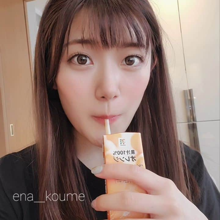 小梅えなのインスタグラム：「とりあえず、えなっちがひたすらオレンジジュース飲んでるだけ動画🍊🍊🍊 載せておきますね🙃 オレンジジュースうまぁ🍊」