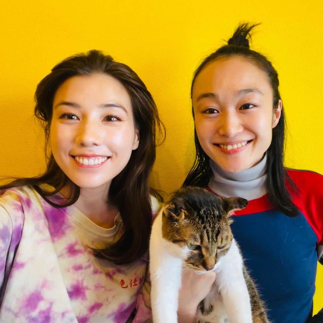 仲里依紗のインスタグラム：「なかよぴ ゆりちゃん @yurikoono_official と 撮ったYouTubeアップされてます🌼🌼🌼  めっちゃ前に撮ったやつだけどやっと世に出せました🦋❣️ 撮影楽しかったなぁ😍💕 編集も楽しかった〜😂💕笑  ぜひご覧あれ👍  #ファッションバトルのつもりが #仮装大賞になりました」