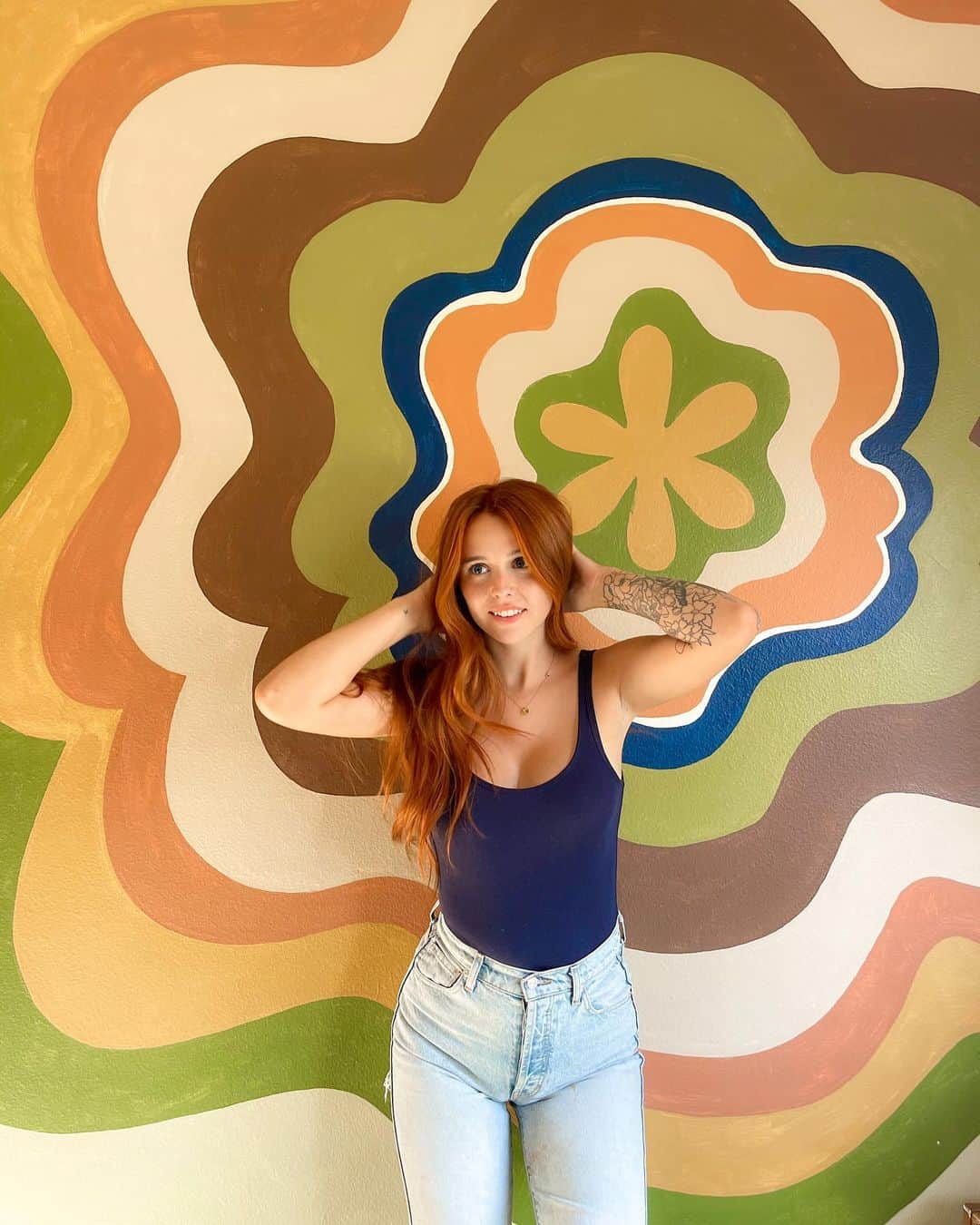 Acacia Brinleyのインスタグラム：「I painted this wall and @jeanpierresosa painted my hair. Shit’s groovy. 🍄」