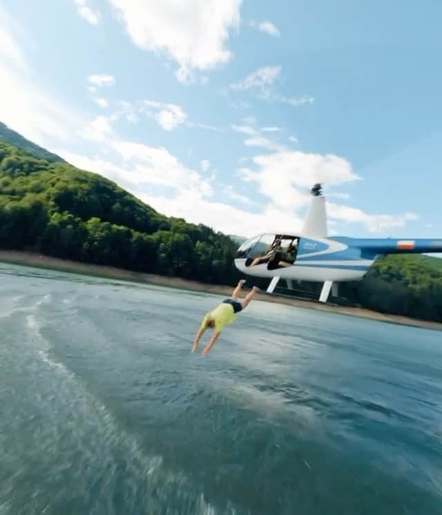 PicLab™ Sayingsのインスタグラム：「Watersports in Ukraine but make it James Bond 😎 🏄🏼‍♂️ Comment below if you’ve ever visited Ukraine! 🇺🇦   🎥 @dorosh.raw & @wemax87」
