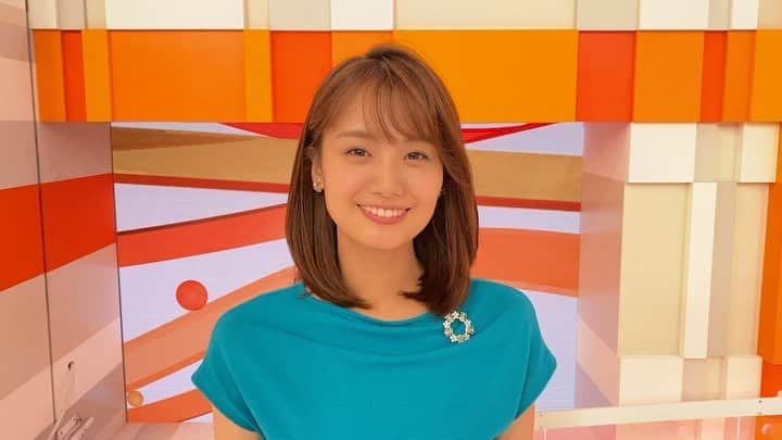 のインスタグラム：「* きょう１日を笑顔で過ごすための エクササイズ「スマイル・チャージ😊！」  きょうのポイントは【Ｖ（ブイ）】  ①「グー」で鎖骨に沿ってほぐす✊ ②両手でほおを引き上げ笑顔を作る  これを繰り返すとほおなどがほぐれて いい笑顔が作れるようになりますよ☺️✨  (監修：表情筋トレーナー 石川時子)」