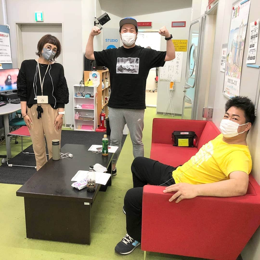 青木淳也さんのインスタグラム写真 - (青木淳也Instagram)「* * * KBCラジオ『PAO〜N』 昨日も聴いてくれたみなさん！ ありがた〜い♪ * ルーシーさんの脱毛に対して 僕が興味を持ちすぎてあっという間に エンディングでしたー！ * 本日は僕とノボせもんなべと 深瀬智聖ちゃんの３人でお送りします！ * KBCラジオ『PAO〜N』 毎週(月)(水)(木)17:15〜登場します！ 聴いてくださぁーい！ * 👕僕が着ている青木組合ＴシャツはXLです👕 * * #ブルーリバー #KBCラジオ #パオーン #ラジオ #radio #radiko #生放送 #福岡 #fukuoka #音楽 #music #トーク #talk #記念撮影 #写真 #picture #photo #お笑い #お笑い芸人 #復帰 #感謝」7月8日 11時26分 - blueriveraoki