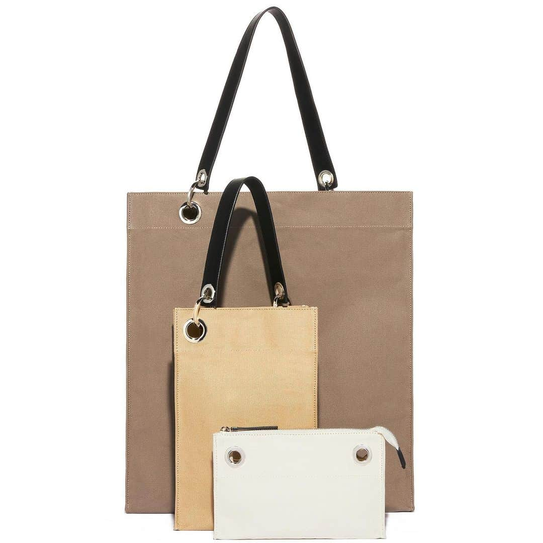 ADINA MUSEのインスタグラム：「price:￥19,800>>¥11,880（40%OFF） item:THREE BAG product number:MF1207G color:DARK GRAY,IVORY  1点でモードに決まるビッグトート、広がるマチで使いやすい縦型ミドルトート、クラッチとしても持てるポーチ、3種類のベーシックカラーアイテムがセットになったキャンバスバッグ。  ヴィンテージライクなキャンバス地はアクリル加工が施され、パリっと張りのある手触りです。  カジュアル感を引き締めるブラックのハンドルは着脱可能で、肩掛けができる長さ、手持ちの長さの2パターン。それぞれのバッグに付け替えて、シーンに合わせて使い分けができます。  単体で使うことはもちろん、ビッグトートにミドルトートやポーチをつけたり、バッグINバッグにしたり、カスタム感覚で楽しむことのできるアイテムです。     #adinamuse#adinamusebag#アディナミューズ#アディナミューズバッグ#THREEBAG#21ss#SALE」