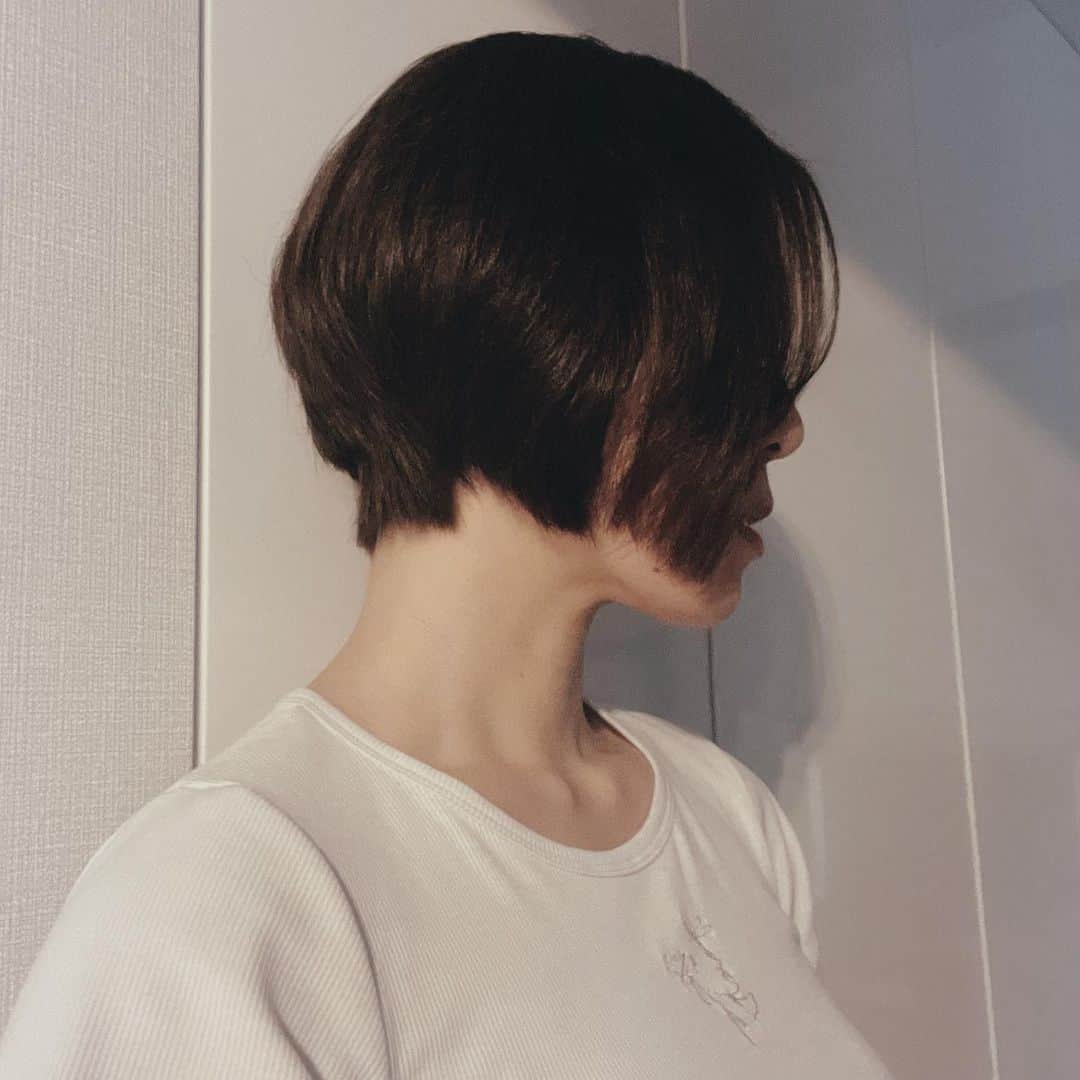 ありさ・あげまんクリエイターのインスタグラム：「少しだけ前髪作った🤏 どんどん短くなる笑  堅あげポテトの関西だししょうゆ味、みんな食べてみた？😁  #前下がりボブ #大人ボブ #ボブアレンジ  #ボブヘアー #前髪 #前髪アレンジ #ショートヘア #ショートヘアアレンジ #大人ショート #大人ショート」