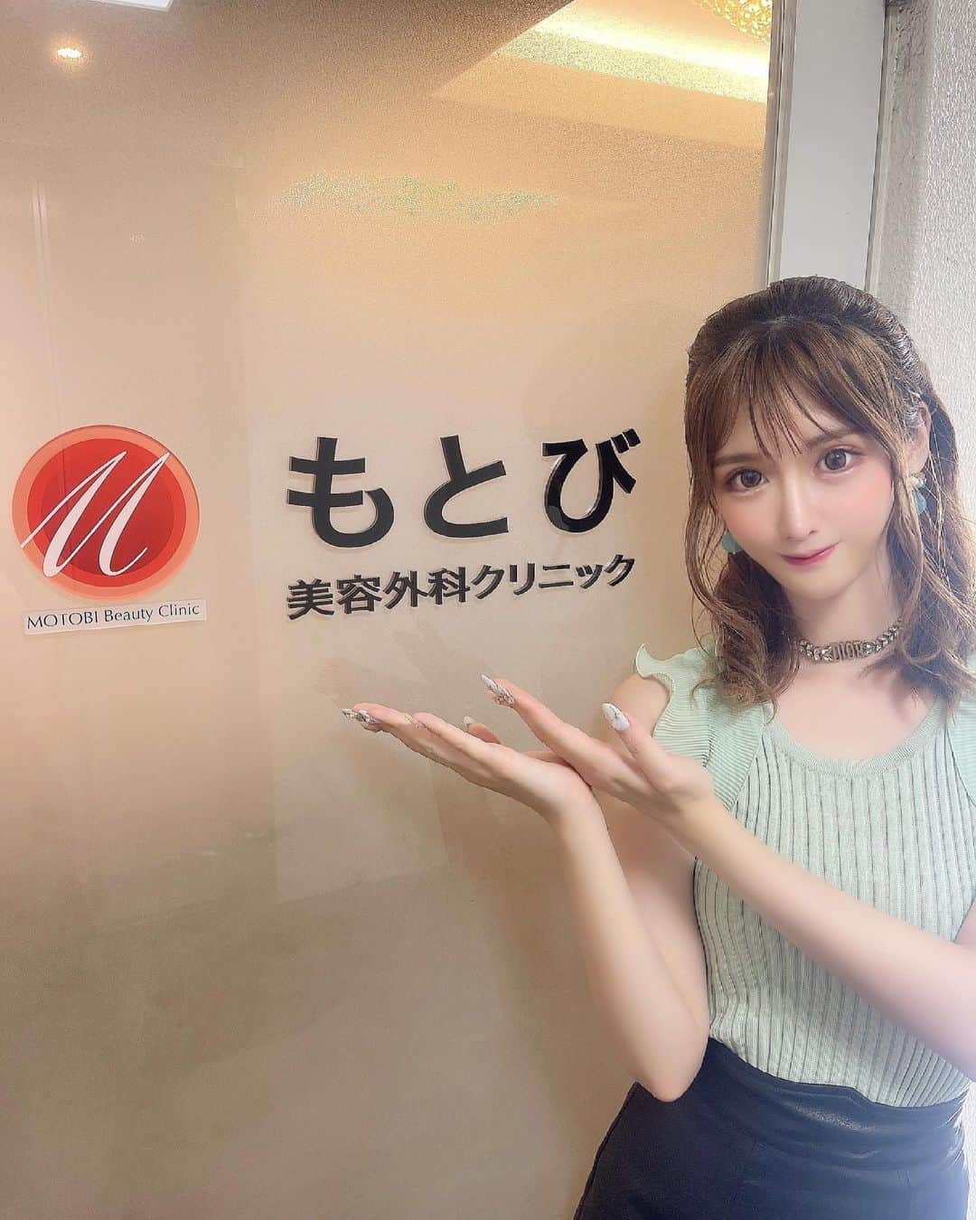 ゆうめろさんのインスタグラム写真 - (ゆうめろInstagram)「・ ・ 先日、 ( @motobiclinic )に行って エラボトックス注射してきたよ💉 ✨💭 ・ ずっとエラ張りと歯ぎしりするのが悩みだったので 今回、ボトックス注射打ててよかった！！ フェイスラインもシュッとなってきて、 歯ぎしりもかなり改善されたよ👼🏻❤️ ・ 個人差はあるけれど、 注射苦手な子でもボトックス注射は痛みが少ないと思う！ 顔を小さくしたい子はボトックス注射オススメだよ🤤✨ ・ 効果は3ヶ月くらいだと言われているので また半年後くらいに打ちにいこうかな(*´˘`*) ・ トップスは ( @selectshop.ecrea ) ミントグリーンのフリルトップスが可愛い💚 ・ #もとび＃もとび美容外科クリニック　＃美肌治療　＃おすすめ　＃美容皮膚科　＃美容外科 #小顔注射 #ボトックス注射」7月8日 12時39分 - yk.o0
