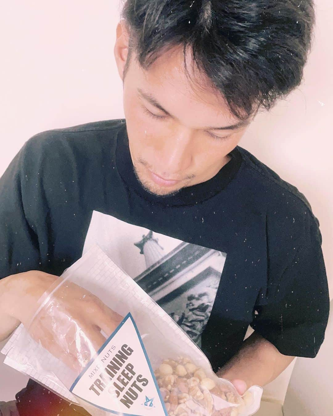 三幸秀稔のインスタグラム：「1番だいじ！！お菓子の代わりにこれ！  One Self Storeさんにご提供頂いて 小腹がすいたときにミックスナッツを食べてる‼︎  食べやすい　うまい！　体に良い！ 　最高ですね！🌞  #低糖質#ミックスナッツ#ロカボナッツ#ロカボ#ローカーボ#糖質オフ#健康#ダイエット#筋トレ#筋トレ女子#ボディメイク#糖質制限#糖質オフダイエット#トレーニング#高タンパク#oneself_nuts#oneselfstore」