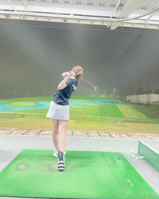 高木由紀のインスタグラム：「練習スイング🏌️‍♀️  もっと飛距離伸ばしたいのに なかなか出来なくて、 ぶつぶつ文句言いながらひたすら打ち込んでます🤣笑  最近練習場で目撃されること多くて いつもなまら真剣に打ちまくってるから恥ずかしい🤣笑笑  ほんとゴルフハマりすぎてる〜🏌️‍♀️🏌️‍♀️🏌️‍♀️笑  ⚠︎連投ごめんなさい🙏笑」