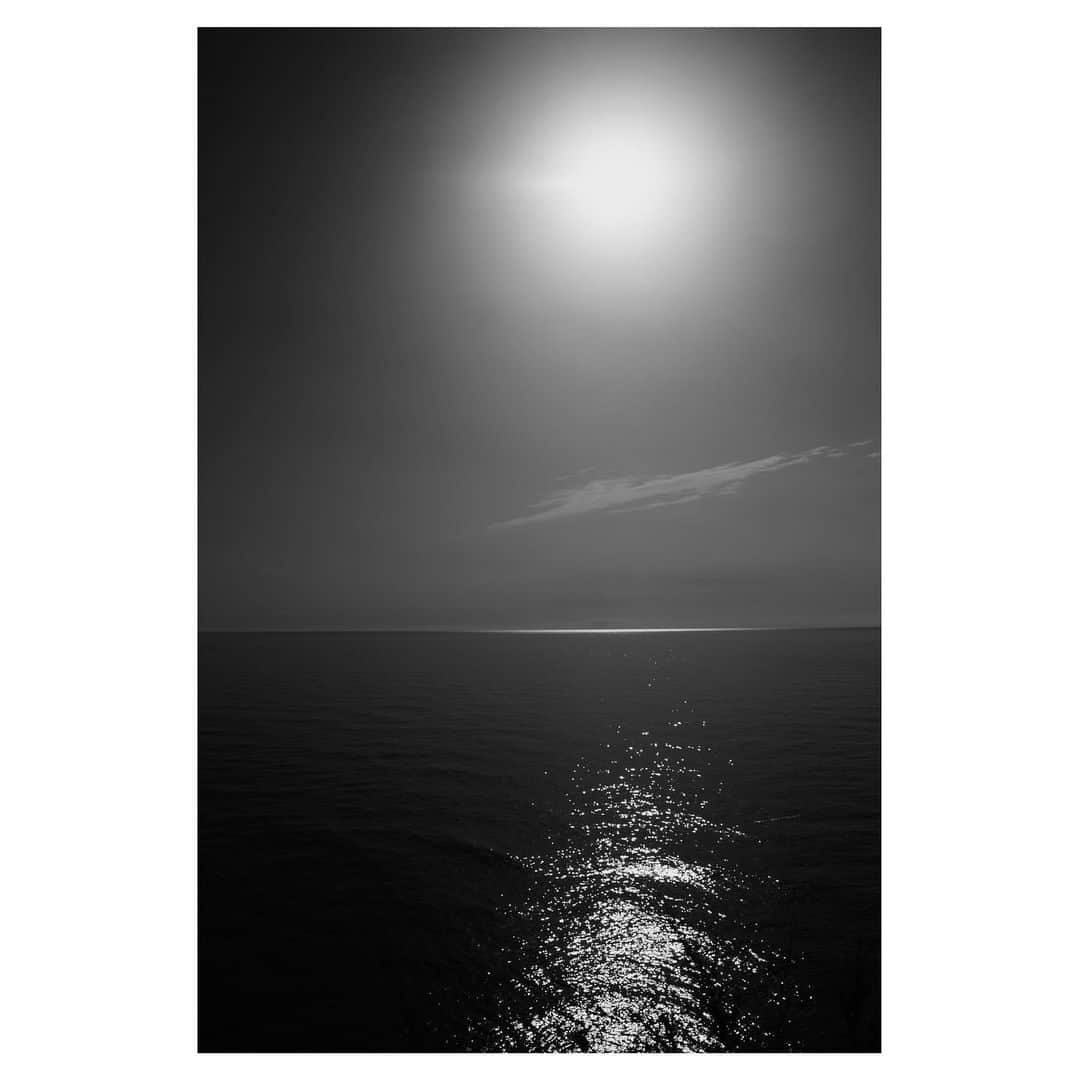 稲垣吾郎のインスタグラム：「眼下に広がる漆黒の海 時間の概念はなくただ静かに優しく。 いつかまた世界で。」
