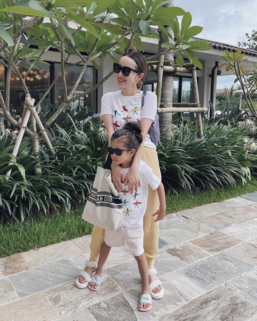 翁安芸さんのインスタグラム写真 - (翁安芸Instagram)「娘とお揃いTシャツ💛🏄‍♂️🏄🏻‍♀️🌈🌤  👧🏻 T-shirt @petitbateau_jp  Bottom @kithkids #kith #kithkids   🧒🏻 T-shirt #petitbateau  Bottom #mylan #マイラン Bag #newbottega #dior Shoes #ceciliebahnsen   #akiweng #momanddaughter」7月8日 14時01分 - akinyc