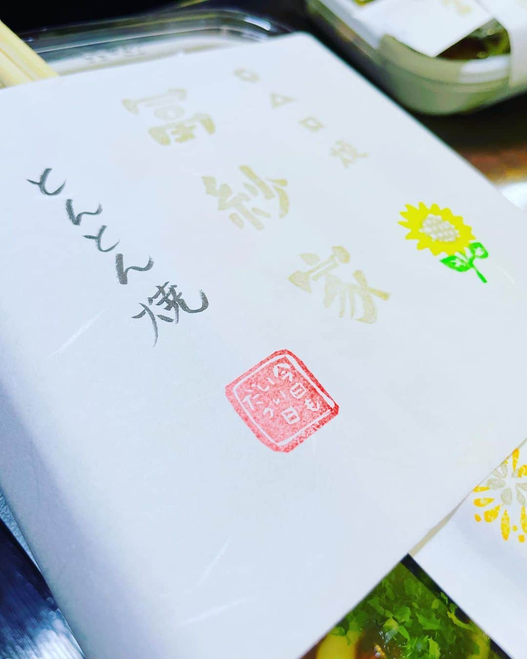LiSAさんのインスタグラム写真 - (LiSAInstagram)「大阪に来た感、感じさせてもらってます🐙無事大阪着。 #大阪に来たら必ず行く冨紗屋さんから届けてくれた　#今日もいい日だっ　#ってハンコついとる🥺 @sousaku.okonomiyaki_fusaya」7月8日 14時04分 - xlisa_olivex