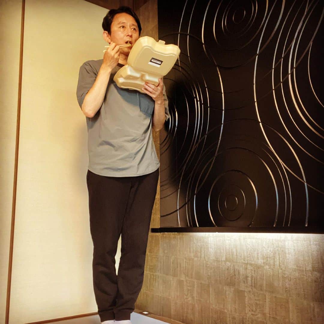 有吉弘行さんのインスタグラム写真 - (有吉弘行Instagram)「弁当ありましたので 立って食べます。 その方がカッコいいので。」7月8日 15時56分 - ariyoshihiroiki