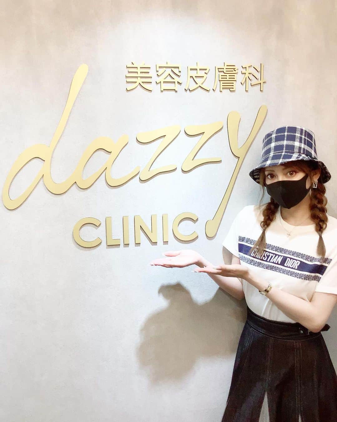 加賀美早紀のインスタグラム：「撮影でお世話になっている @dazzy_official さんのクリニック @dazzy_clinic さんへ アイブロウアートメイクの相談してきたよ💓 眉アートするとホントらく✨🌟 2枚目は カウンセリングのお部屋にて💋  @dazzy_clinic #dazzyclinic #デイジークリニック #pr」