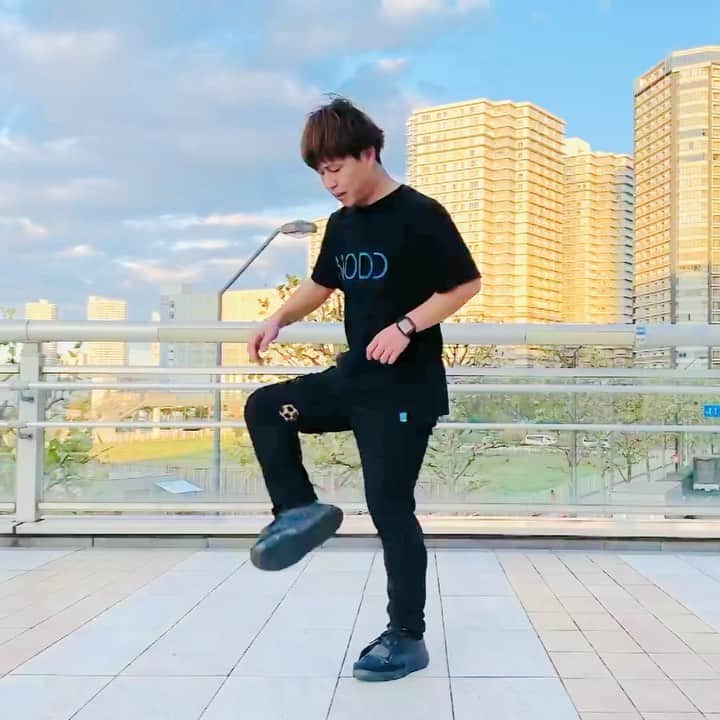 石田太志のインスタグラム：「HHKBの取材を受けた時の映像。 楽しすぎる取材でした。 👕@nodd_jp  #footbag #worldchampion #performance #フットバッグ #世界一 #パフォーマンス #キーボード #HHKB #keyboard #アンバサダー #エバンジェリスト #ambassador」