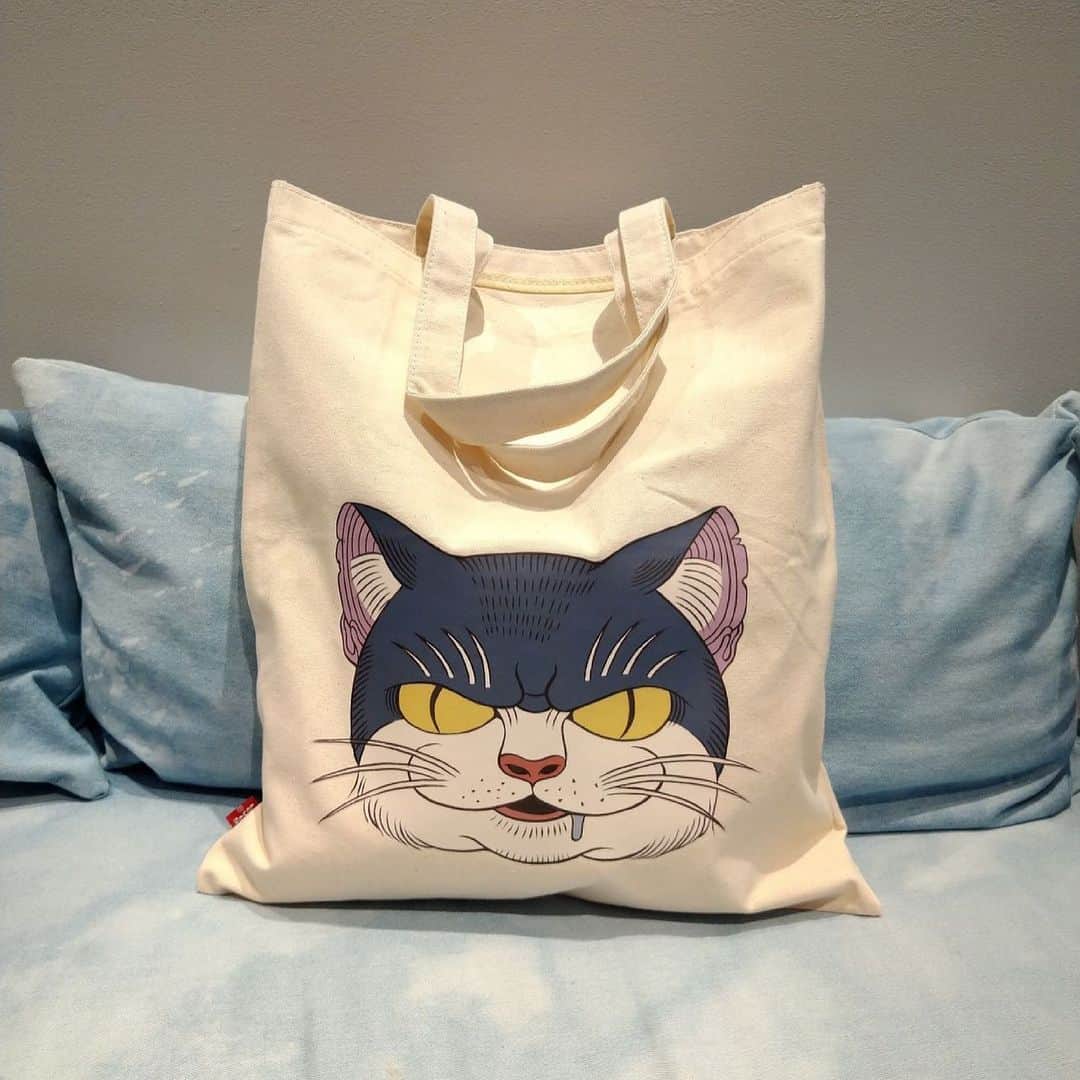 Levi's Japanさんのインスタグラム写真 - (Levi's JapanInstagram)「・ Cat Art Project 初代“スバイリー”の限定記念パッチを発売    原宿・キャットストリートにちなんでスタートした「Cat Art Project」。毎年アーティストと組み、1年間お店を守る看板ネコを制作、トラッカージャケットやTシャツなどに投影したカスタマイズアイテムを、リーバイス® 原宿 フラッグシップストア限定で展開するプロジェクトです。   記念すべき初代看板ネコを務めた、絵本作家の石黒亜矢子さんによる “スバイリー”の任務終了を祝し、記念刺繍パッチ限定３０枚を税込7,700円で発売いたします。 さらに、購入されたかたには、福笑いの猫トートバックセットをプレゼント。収益の一部は、動物の保護団体への寄付をする予定です。」7月8日 17時00分 - levis_japan