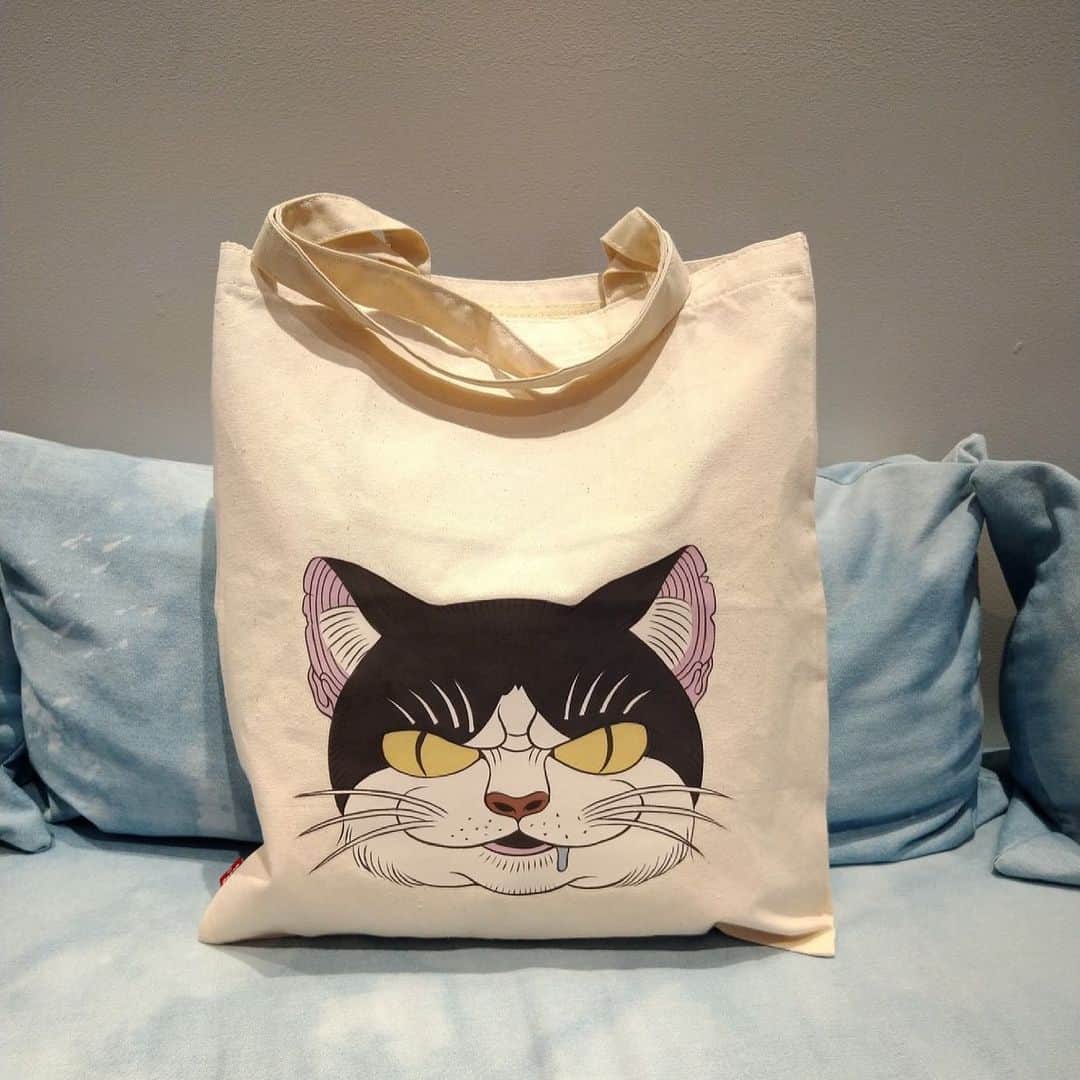 Levi's Japanさんのインスタグラム写真 - (Levi's JapanInstagram)「・ Cat Art Project 初代“スバイリー”の限定記念パッチを発売    原宿・キャットストリートにちなんでスタートした「Cat Art Project」。毎年アーティストと組み、1年間お店を守る看板ネコを制作、トラッカージャケットやTシャツなどに投影したカスタマイズアイテムを、リーバイス® 原宿 フラッグシップストア限定で展開するプロジェクトです。   記念すべき初代看板ネコを務めた、絵本作家の石黒亜矢子さんによる “スバイリー”の任務終了を祝し、記念刺繍パッチ限定３０枚を税込7,700円で発売いたします。 さらに、購入されたかたには、福笑いの猫トートバックセットをプレゼント。収益の一部は、動物の保護団体への寄付をする予定です。」7月8日 17時00分 - levis_japan