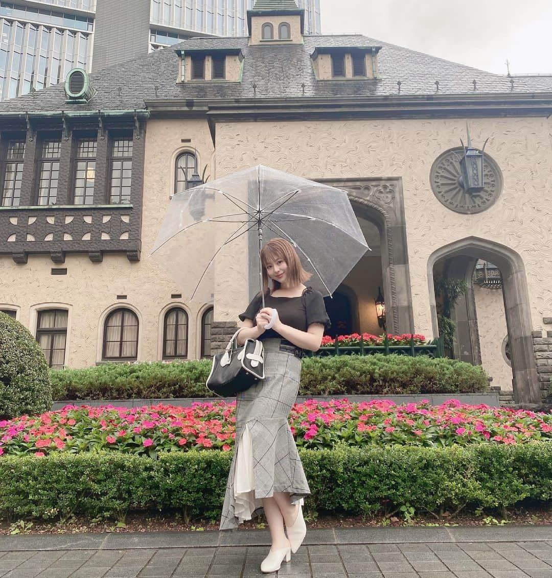 綾瀬りえさんのインスタグラム写真 - (綾瀬りえInstagram)「そ、いえばこの前 永田町近くにある、La Maison Kioiにいたよ💗  この場所すごく 静かで上品だからとても気分があがる👶  こんな家だったら いいなあなんて考えてしまった笑笑  服は Tops: H &M (@hm ) Skirt: emiriawiz (@emiriawiz_official )  と白い傘笑笑🤪  #永田町カフェ #赤坂カフェ #赤坂グルメ #アフタヌーンティー #おしゃれ #ゴージャス #閑静 #ナチュラルメイク #ナチュラルコーデ #雨の日コーデ #カメラ女子 #インスタ映え #インスタ映えスポット」7月8日 17時16分 - ayase1013rie