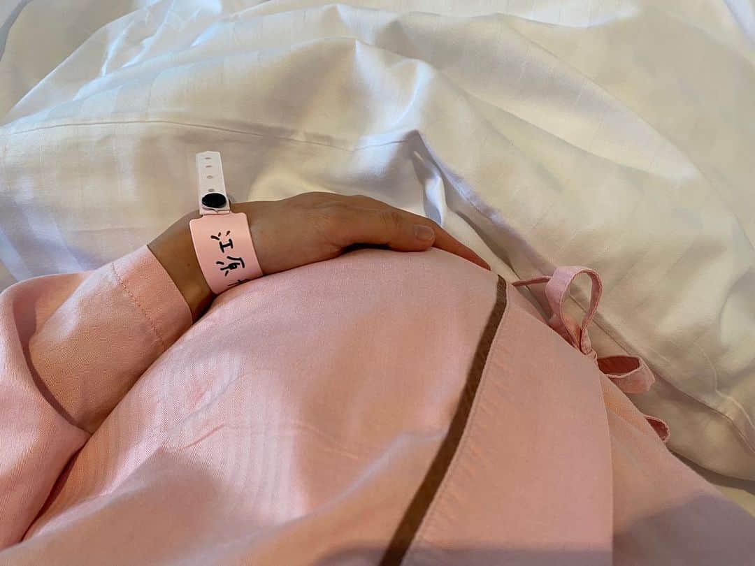 江原千鶴（エハラチヅル）のインスタグラム：「計画無痛分娩のため、今日入院しました‼️  背中にカテーテルを入れて、麻酔の準備は完了👍  子宮口にバルーンも入れたので、あとは赤ちゃん次第です…  #5人目妊娠中 #無痛分娩 #出産レポ」