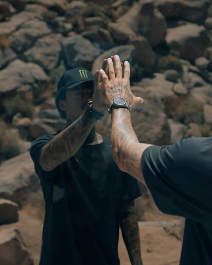 ナイジャ・ヒューストンのインスタグラム：「The Nyjah x @mvmt signature watch is back! We hit up Joshua Tree for the day to celebrate🌵」