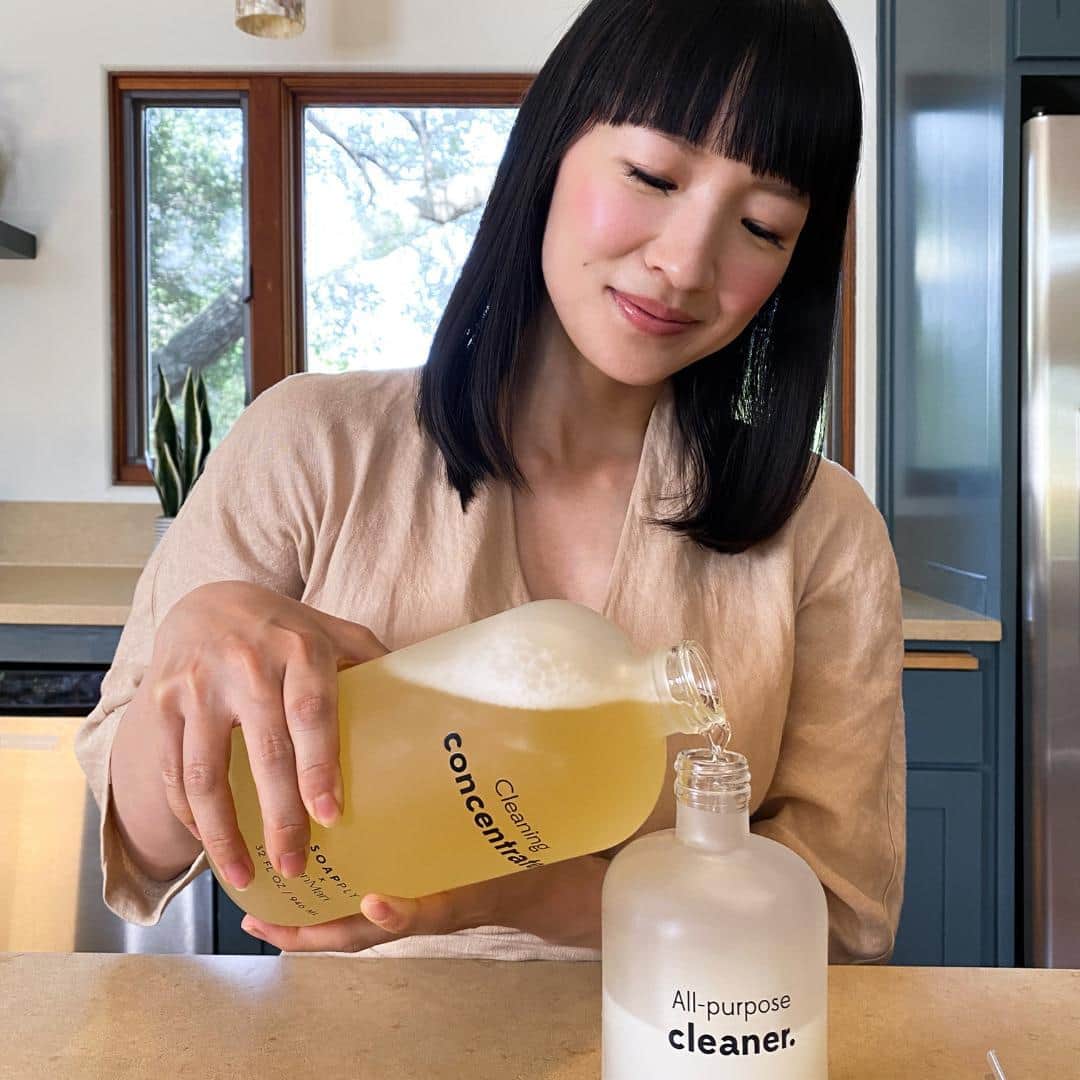 近藤麻理恵のインスタグラム：「Cleaning is a form of self-care 🧽 Cleaning with clean ingredients is even better. @Soapply is the real deal –– made from plant-based and honest-to-goodness ingredients. Best yet, they donate proceeds to support clean water, sanitation, and hygiene projects around the world.」
