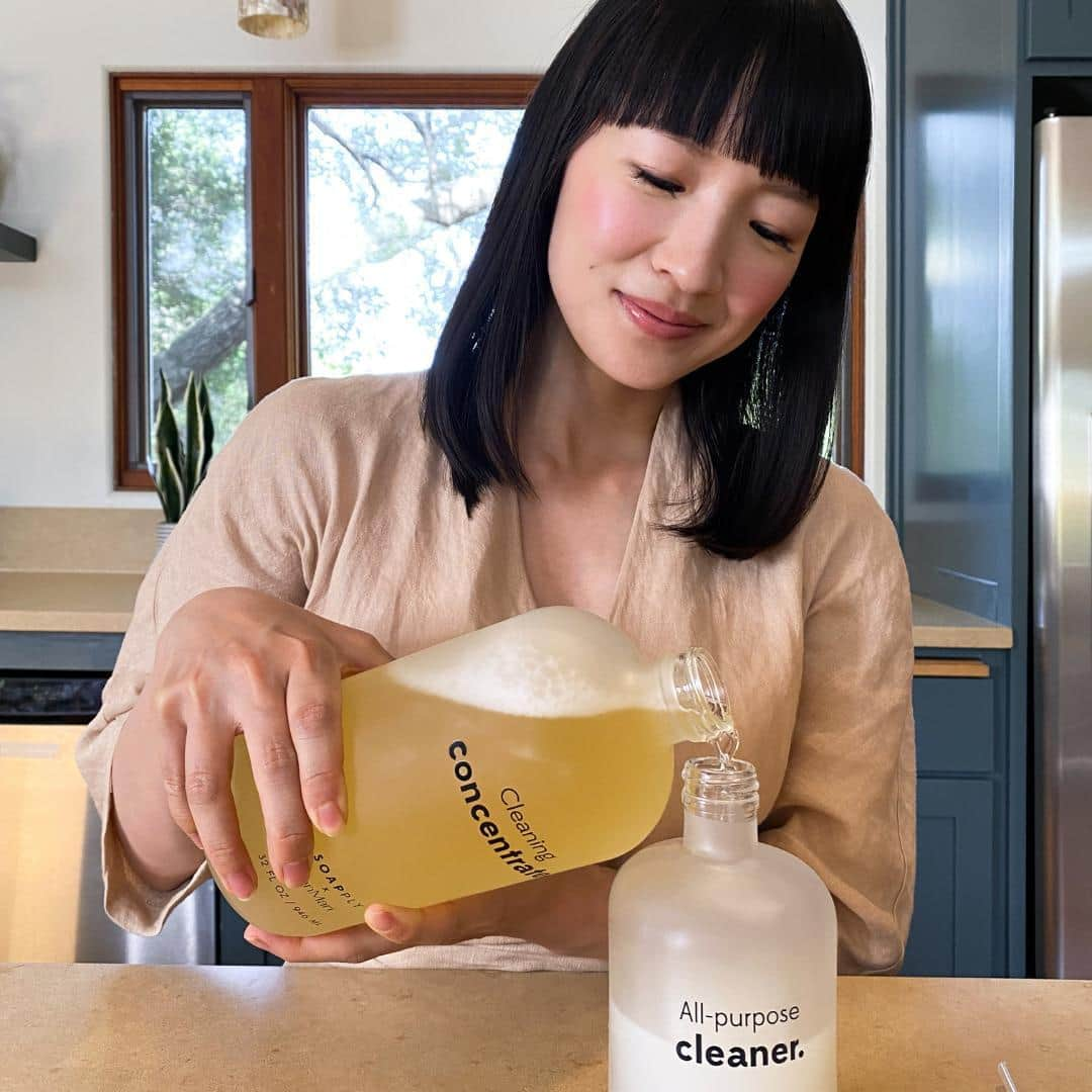 近藤麻理恵さんのインスタグラム写真 - (近藤麻理恵Instagram)「Cleaning is a form of self-care 🧽 Cleaning with clean ingredients is even better. @Soapply is the real deal –– made from plant-based and honest-to-goodness ingredients. Best yet, they donate proceeds to support clean water, sanitation, and hygiene projects around the world.」7月9日 3時32分 - mariekondo