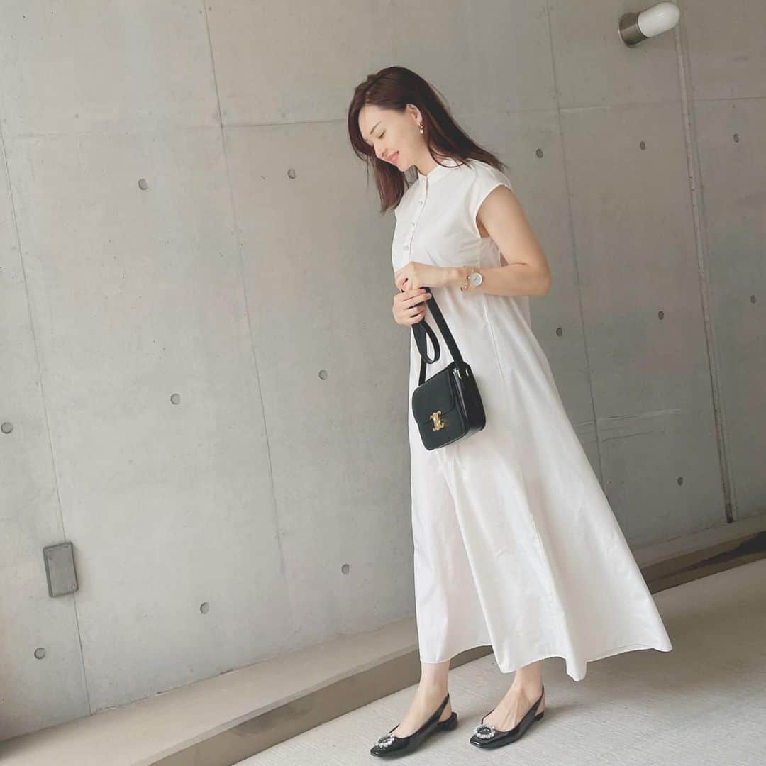 乙黒えりのインスタグラム：「雨☔️心配です。。。 大雨で被害がすごい出てますよね😥みなさま、気をつけてください。雨の威力はすごい... 子供たちにもニュースを見ながら、雨ってこんなに怖いんだよっていう話をしてます。  写真は先日のもの . @blanc_official.jp  @mart_select_shop_official  前がパールボタンになっているワンピース  夏用に薄い素材で白なのでインナーにはペチコートを着た方がいいとおもいます。  #ママコーデ#ママファッション#ワンピース#パールボタン#フレアワンピース」