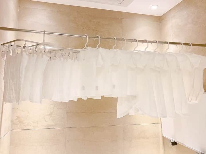 永棟安美のインスタグラム：「第一弾の水通し.｡o♡ 真っ白🤍🤍🤍 ⁡ なんだかお洗濯だけでも緊張するというかなんというか､､そわそわしちゃいます🤰💦 ⁡ 本来ならお日様にしっかり当てて天日干ししたいところですが、バルコニーに干したら駄目な物件で、室内はペットもいるので浴室乾燥で🥲 ⁡ ちょうど浴室と浴室乾燥機の清掃に業者さんに入ってもらったタイミングだったので、合わせて洗濯機もクリーニングして、今だ！と思って水通しスタートしました👏✨✨ ⁡ 待ち遠しいなあ☺️✨✨ そしてお風呂場に可愛いサイズが並んでてほっこりしてます🤍💭 ⁡ #水通し #マタニティ記録  #マタニティライフ #世界一幸せな洗濯  #臨月  #臨月妊婦  #妊娠10ヶ月」
