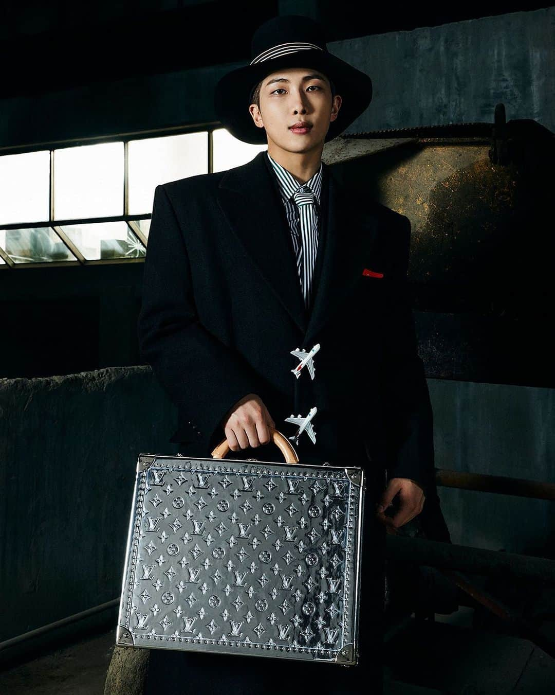 ルイ・ヴィトンさんのインスタグラム写真 - (ルイ・ヴィトンInstagram)「#LouisVuitton Ambassador and @bts.bighitofficial member RM carries a silver metallic bag from the collection at @VirgilAbloh’s #LVMenFW21 fashion show in Seoul. Watch now on IGTV or louisvuitton.com.  #BTS #RM」7月8日 19時39分 - louisvuitton