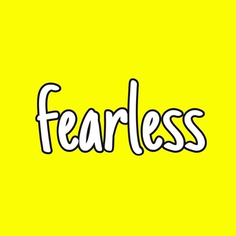 加藤紗里さんのインスタグラム写真 - (加藤紗里Instagram)「この度キッズと一緒に着れるアパレルブランド『fearless』を立ち上げました👧 （そしてりりももう立てるようになりました。）  第一弾目はめちゃくちゃこだわりすぎたけど、ポッケに入ってる🧸ちゃん取り外しできるんです‼️‼️  3枚目はわかりやすく実際に栗本ファミリーが着てる写真❤️  黒と白の2色展開だよ！！詳しいサイズはサイト見てみてください❤️首元がゆったりな作りなのでりりくらいの子はワンピースになっちゃうけど、りりくらいから6歳くらいまで着れます。  予約発売開始は今週土曜日の20時からになります。 @fear.lessofficial」7月8日 19時58分 - katosari