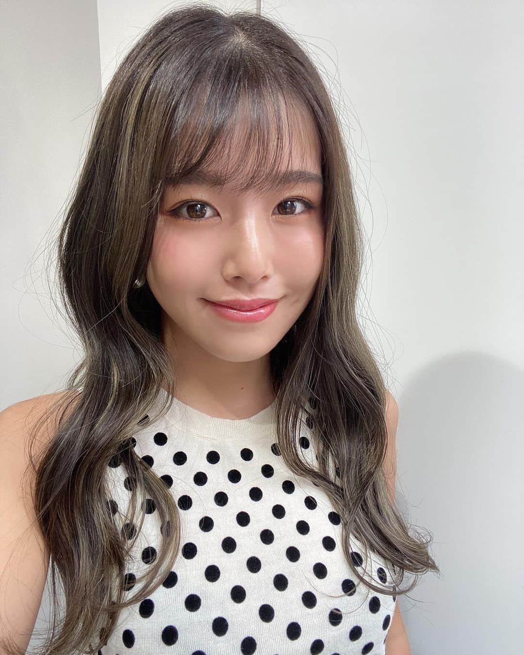 のインスタグラム：「イメチェンしました❣️  ハイライト！どうかな！？ ちょっとセクシーなカラーでしょ！？💋ww  ハイライトが得意なカズさんにお願いしたよ( °◡͐︎°)✧︎ 恵比寿にあるサロンFOLK ✂️💇‍♀️  最近色々あったから、すごい気分転換になった⸜( ´ ꒳ ` )⸝♡︎  @kazu_folk ありがとう🤩❣️  #ハイライト #メッシュカラー #恵比寿 #恵比寿美容室 #美容室FOLK  #イメチェン ##ギャップ #みずたま #お気に入り」