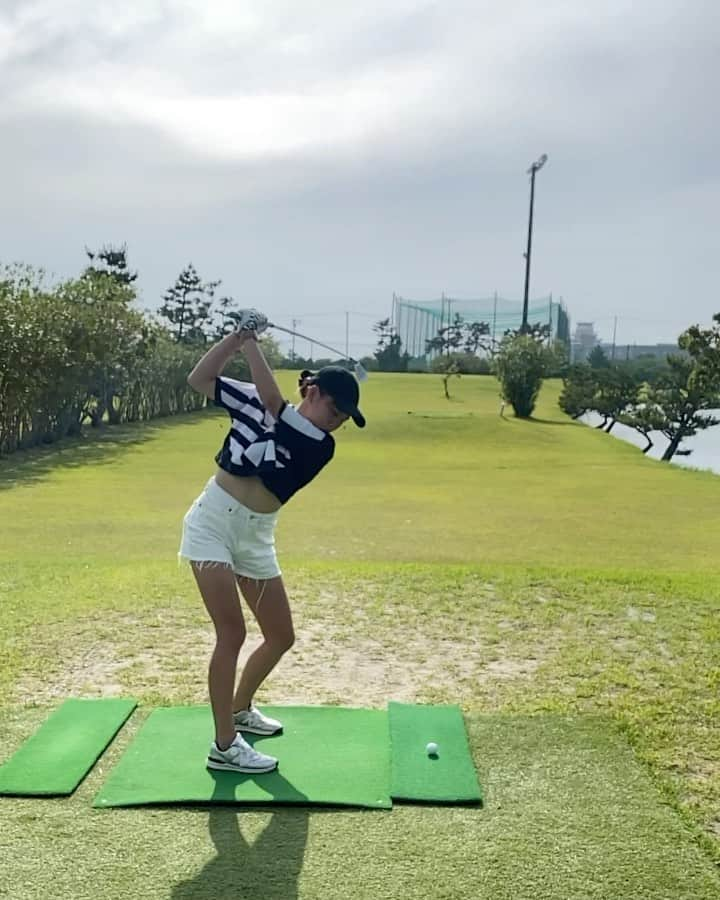 もえしゃんのインスタグラム：「_  よくいくショートの1番長いホール⛳️  はいでました、右に出ました。（笑）  ミスショット後の私のムスッが自分でじわじわくる。笑 いつももぉ〜ってやってますね🤣🤣🤣  オーバースイングはなおりません🤷🏻‍♀️ トップで溜めを作れるよう修正したいけど修正しだすと長いから、、、怖くて出来ないよねーっ🤣  #ゴルフ #ごるふ#ごるふばか #ごるふ女子 #ゴルフ女子#ゴルフ男子 #東海ゴルフ#静岡ゴルフ #ゴルファー#ラウンド #ゴルフ3年生 #GOLF #ティーショット#ゴルフウェア #スイング改善 #ゴルフ好きと繋がりたい  #ゴルフ上達し隊 #EPICFORGED #EPICFLASHSTAR #callaway #ll #ff #instagolf #golfgram」