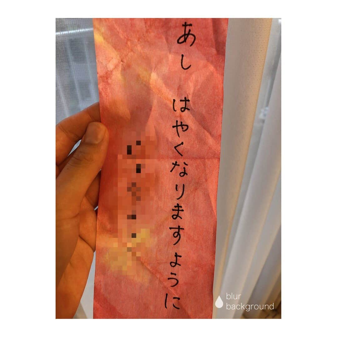 小熊美香さんのインスタグラム写真 - (小熊美香Instagram)「＊ 昨日の七夕、 兄熊がスクールから持って帰ってきた短冊🎋  「あし　はやくなりますように」  め、めちゃくちゃ現実的やないか…🤭  確か去年の短冊には、 ヒーローになりたい、みたいな事を 書いていたような…  1年で、こんなに現実的な願い事になるなんて… その成長が嬉しいような、 寂しいような🥺🥲  そう言えば先日、寝る前に  「大きくなったら、オリンピックのかけっこで、 　一番になりたい！」  と、4歳を目前に、生まれて初めて、 将来の夢を自ら唐突に語りました😂  オリンピックの「かけっこ」って所が まだまだ子供らしくて可愛いですが😂  オリンピックに関しては 色々な思いや声がありますが、 子供達、我が子にとって記憶に残る 夢のあるものになりますように。  #それにしても #イヤイヤ期とはまた違った自己主張 #成長だと分かっちゃいるけど #日々衝突の連続… #どうしたもんかなぁ #ち、ちなみに短冊の文字は #先生が書いてくれたものです #3歳なのでまだしっかり文字は書けません😂 #紛らわしくてすみません🙏」7月8日 20時59分 - ogumamika