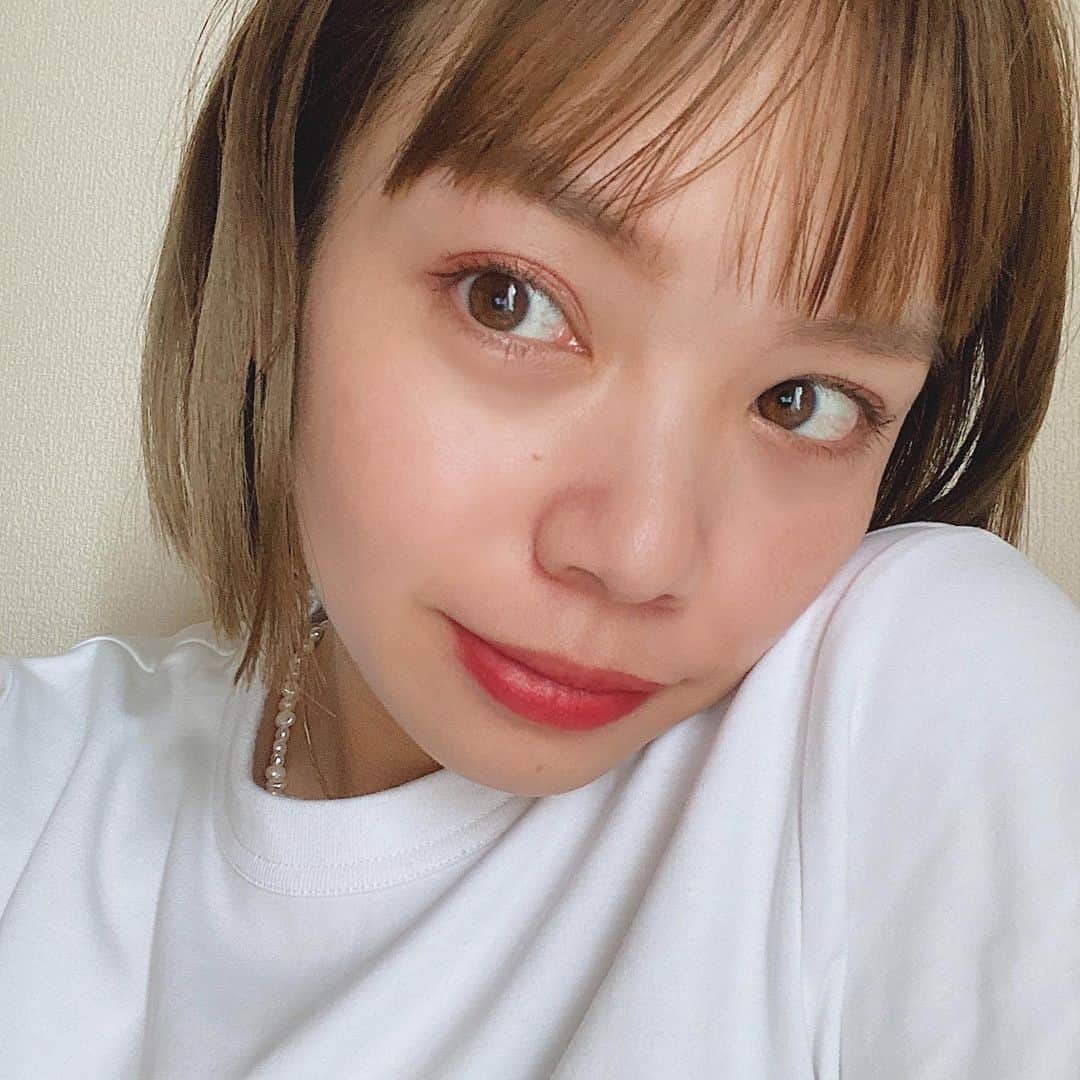 福地夏未のインスタグラム：「🥝 またピンクメイクブーム中  ピンク系のリキッドに入ってる成分がどうも肌に合わなくなってしまって、 使うと必ずと言っていいほどものもらい(めばちこ？)になるので控えている その分シャドウでどうにかこうにかやってるよね笑🙃  あとあと、眉毛細くするのにハマってましたが 頑張って生やして元々のゲジ三角まゆにもどりました👏🏻 色綺麗にしなきゃな _ #make #makecolor #eyemake #pinkmakeup #pink #眉毛戻りました #三角眉毛 #ゲジ眉」