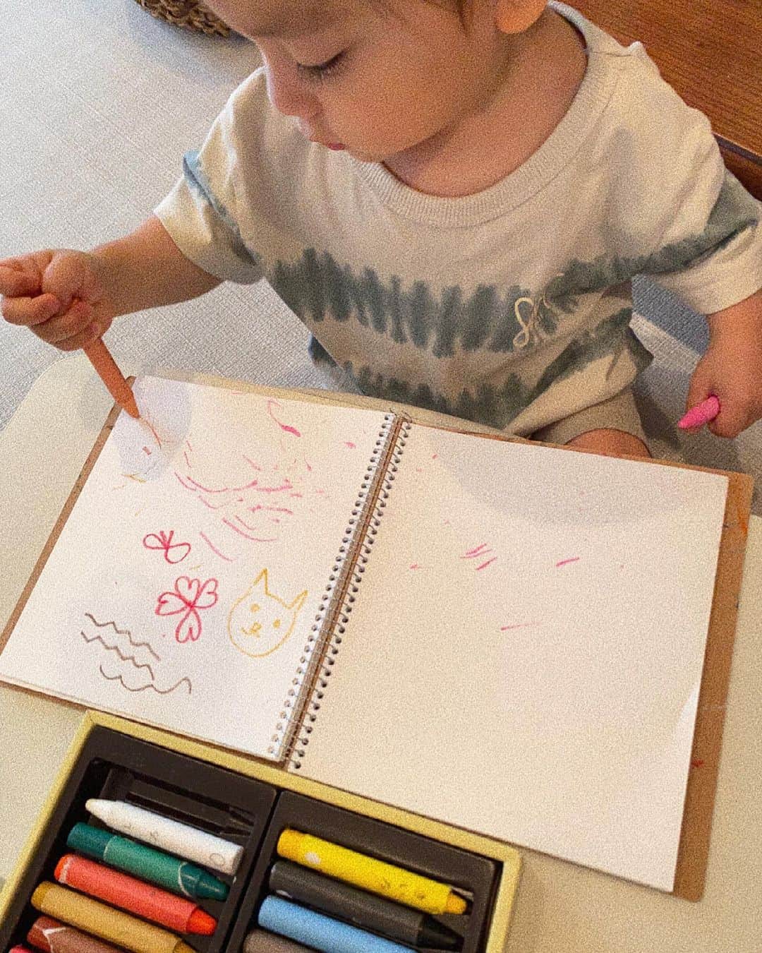 瀬戸サオリのインスタグラム：「脱新聞🗞🖍 . 折り畳める机をGetしました🙋🏽‍♀️ 机と椅子はもう少し大きくなったら 買おうと👦🏻👛  ちょっとのお絵描き&粘土用🍉🖍🚀 . 3coinsで買いました📦 1650円だったけど笑😂 . 机の蓋開けたら 中にノートとクレヨン 入れられてそのまま畳めて 画期的でした☺️🚀 ＿＿＿＿＿＿＿＿＿＿＿＿＿＿ #クレヨン #お絵描き #折り畳み机 #育児グッズ  #🖍🚀」