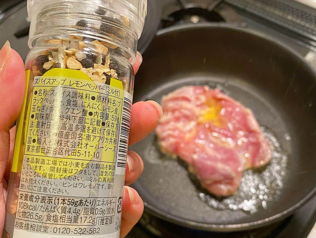 工藤采佳さんのインスタグラム写真 - (工藤采佳Instagram)「おうちごはん👩‍🍳🍳😘🍷💕 明日は休みやけんワインが飲みたい！ そんな時は、こんな感じになります(*´˘`*)♪ エビとアボガドの大葉マヨ、オリーブ、 そして生ハムは、成城石井で購入しました✨  チキンステーキは、レモンペッパー！ このシリーズ大好きで、他にも ガーリックソルトとかブラックペッパーとか 岩塩、シーソルトなど全て揃えました👩‍🍳 気になる方はスライドしてね！！！  気付けば、あと2日で誕生日！早いwww いつも誕生日付近はわりとゆっくりしとうけど 今年はありがたいことに仕事が詰まっとる🥰  誕生日に、そろそろ欲しいなーって、 今日思ったやつがあったんやけど、なんやったかド忘れしたぁぁ。 なんやったかなー、そろそろ欲しいなァって思ったんよ。 あれぇー、あっ！皆さんなんだと思います？笑   #おうちごはん#白ワイン#ワインに合う料理  #スパイスアップ#調味料#レモンペッパー#スパイス #生ハム#サラダ#オリーブ#酒のつまみ#料理#鶏肉料理 #成城石井#惣菜#美味しい#夜ごはん#ヘルシー#健康オタク #healthyfood#healthylifestyle#healthy#food#wine #winelover#winetime#delicious#dinner#foodporn」7月8日 21時13分 - kudo__ayaka