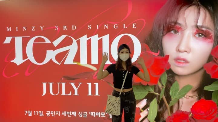 のインスタグラム：「회사 가는 길에 강남역 들려서 나도 인증샷✨ 컴백하는거 모르는 사람 없게 해쥬세요~~🌹🙏🏼 #teamo #minzy #comeback」