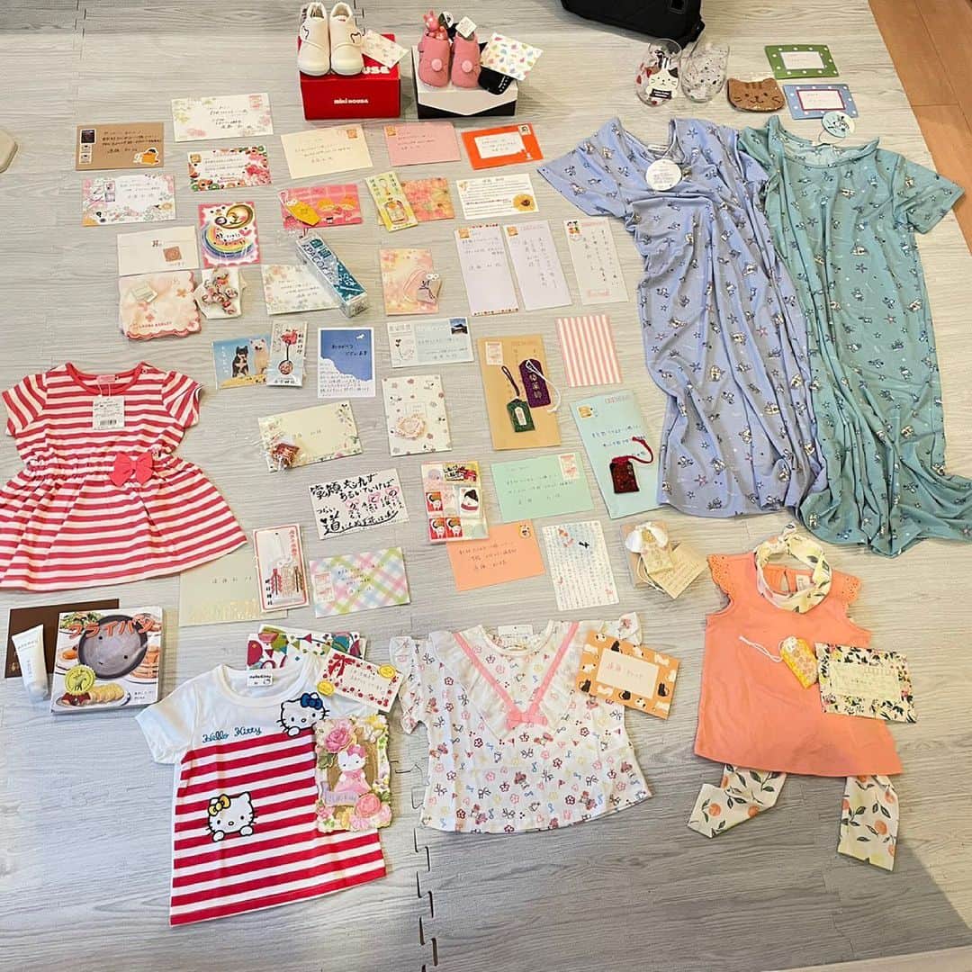 のどかのインスタグラム：「. またまたお手紙プレゼント ありがとうございます😭 手紙読んでると本当に元気もらえるんだよなぁ パワーがっつり貰えてる感じ 心がじーんとする☺️💓 2回目送ってくれてる方とかもいて 本当にいつもありがとうございます🥲 みんなの元気玉いつも頼りにさせてもらってます . 抗がん剤ほぼ副作用なく楽にできてるの 絶対みんなのおかげだもんなぁ 効果もきっと絶大です🤔 . . 明日は受診日&娘の誕生日🎂 0歳の娘に会えるの最後なの寂しい😔 でも1歳の娘に会えるのは楽しみ💕 初めての誕生日素敵な日にしたいな☺️ .」